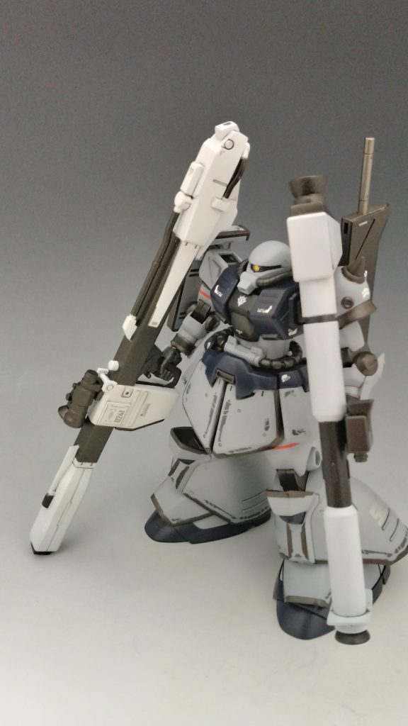 高機動試験型だけどジオン残党が使ってる機体いう設定なので戦場で使う為に同じく試験兵器のビームバズーカを持たせたりさらにジャイアント・バズも持たせてます。長物2つだと撮影しにくいですね。