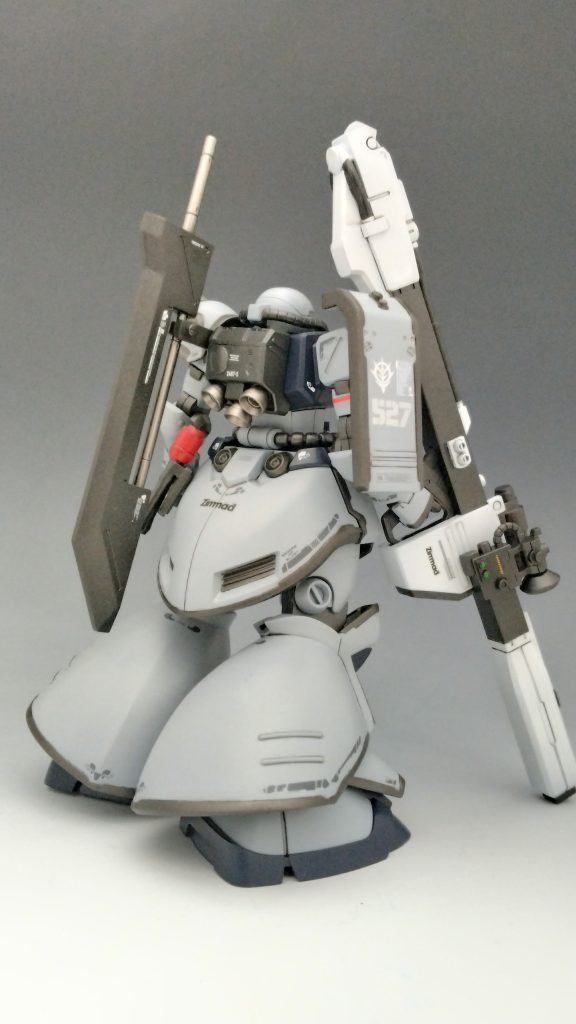 後方からせっかくのドムの広い面積があるのでデカールをもっと貼りたかったのですが生憎大きいデカールがなかったのであっさりとしてしまいました。