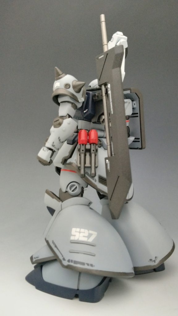 大きい剣はジャンクで購入した鉄血からです。ドムだから大きい長物が合っていいですよね。またギラ・ズールのハンドグレネードも腰に付いてます。