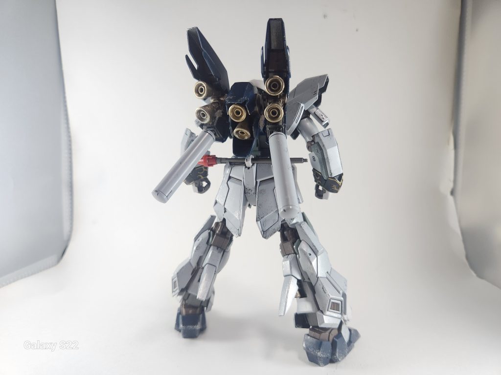 MSN-06A アガートラム 複数機生産されネオ・ジオン残党に強奪されたシナンジュ・スタインの頭部をサイコ・ドーガの物に換装した機体。ピーキー過ぎる原型機からディチューンが施され、インテンション・オートマチック・システム等は元の60%程の性能にリミッターが掛けられている。また詳細不明なシステムが搭載されているとの情報もあるが定かではない。武装はギラドーガの小隊長クラス用ビームマシンガン、シールド、シュツルムファウスト、本機専用に製造された大型ヒートサーベル。という設定で甲殻重工が制作したガンプラ。いつもの高火力型ではなく高機動型近接機へと仕上がっている。