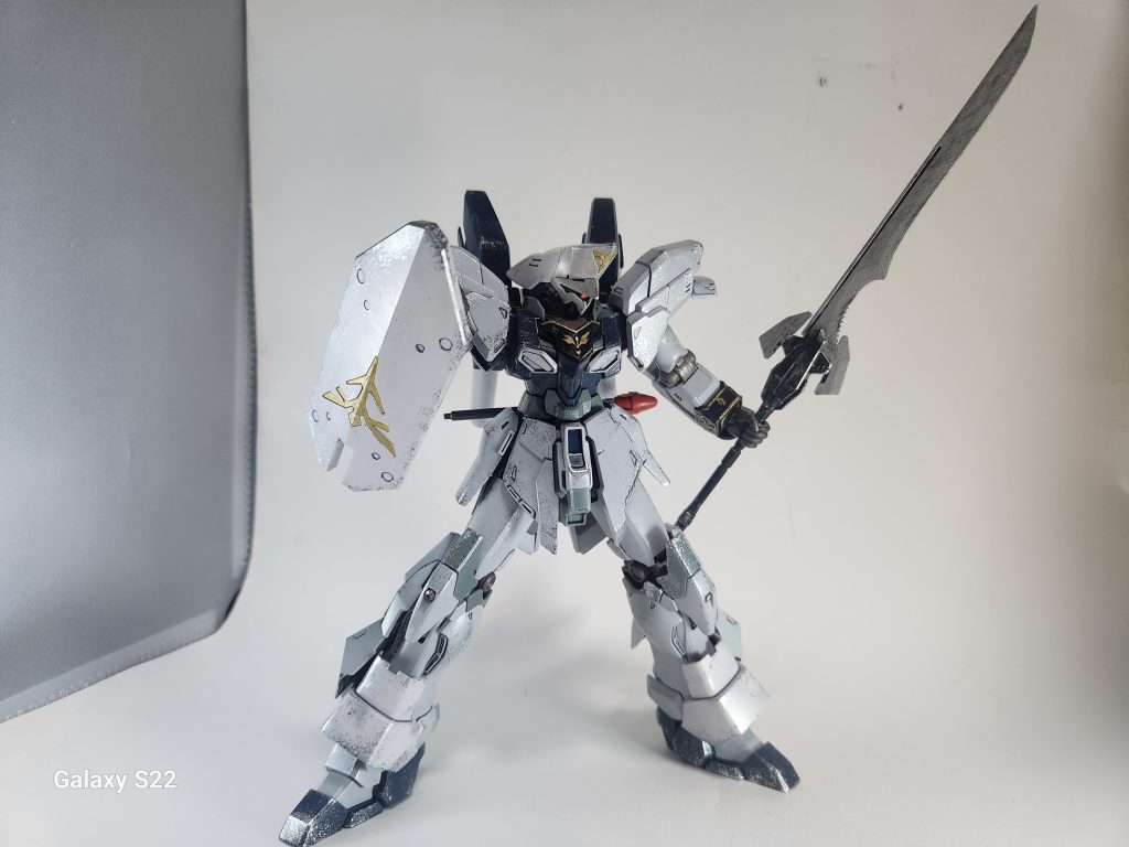 ［大型ヒートサーベル］本機の主武装。グランドスラムをベースに制作された大型実体剣で、長めの持ち手で両手持ちしやすく、槍や薙刀のようにも扱える。［シールド］サイコ・ドーガの物と同型。接続部をシナンジュ・スタインの腕部に合うよう変更している。