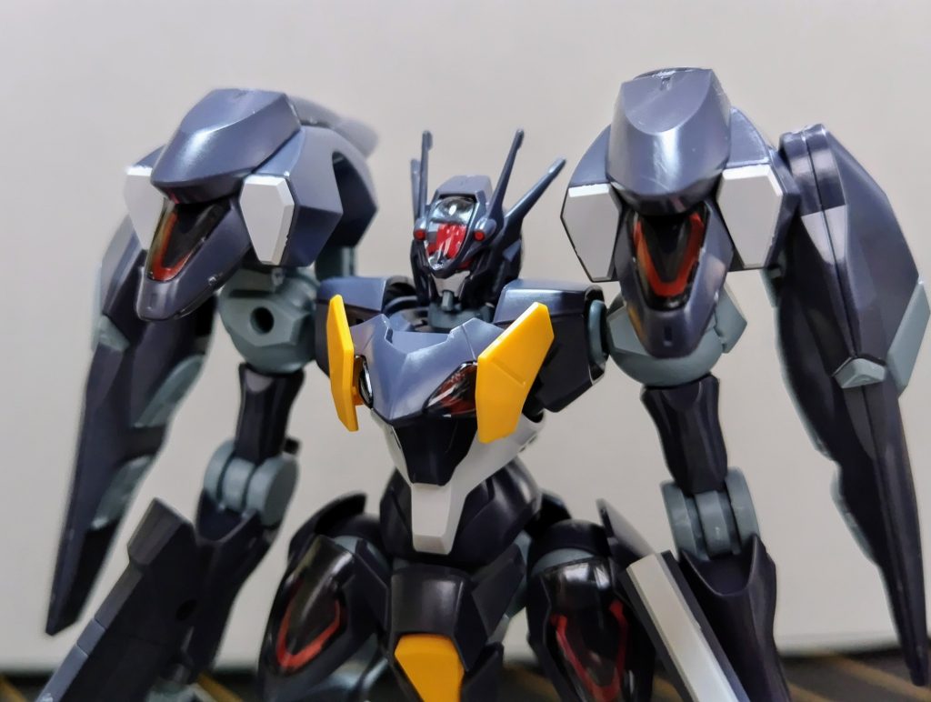 ファラクトを作った人は何となく分かるかも知れませんが、アゴのパーツを外すとガンダムフェイスに……