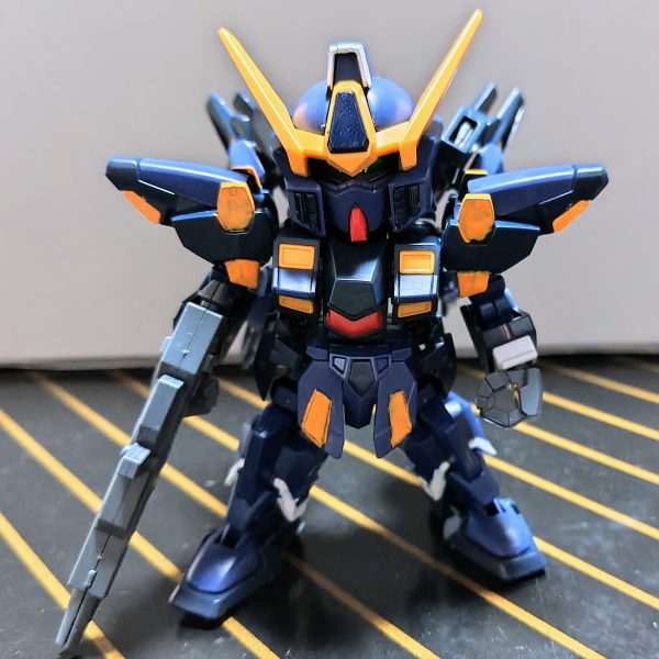 クロスシルエットのシスクード（ティターンズカラー）からヒュッケなバインさんみたいな？ガンダムを作るという試みです(｀･ω･´)！まだ細かいところは終わっていませんが、なんとなぁ～くそれっぽく見える気はします…たぶん頭部のツインアイを自作したのと頬の一部を切り飛ばした以外は部分塗装したのみです顔は……写真からだと分かりづらいかも知れません(￣▽￣;)あと一息なので頑張ります(ง •̀_•́)ง（2枚目）