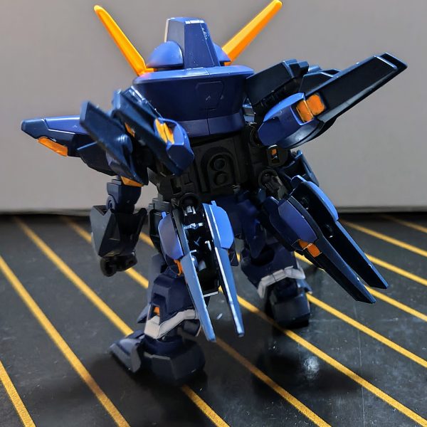 クロスシルエットのシスクード（ティターンズカラー）からヒュッケなバインさんみたいな？ガンダムを作るという試みです(｀･ω･´)！まだ細かいところは終わっていませんが、なんとなぁ～くそれっぽく見える気はします…たぶん頭部のツインアイを自作したのと頬の一部を切り飛ばした以外は部分塗装したのみです顔は……写真からだと分かりづらいかも知れません(￣▽￣;)あと一息なので頑張ります(ง •̀_•́)ง（3枚目）