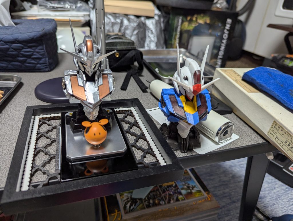 塗装し、台座の賑やかしに。ヤスリがけもせずに、塗装しただけ💦