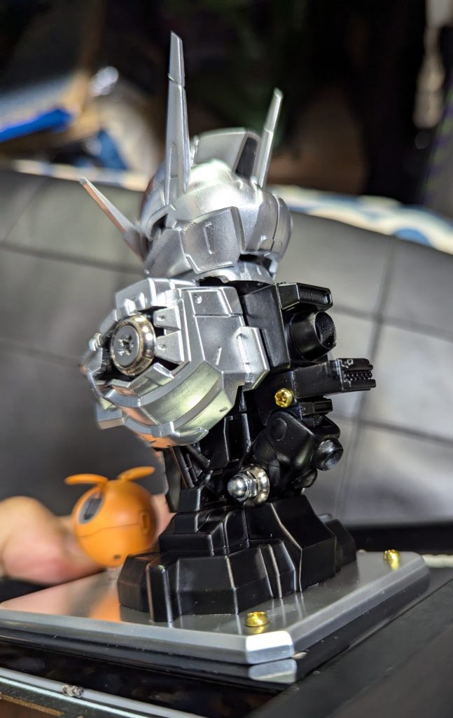 背中は、流用パーツにて、モッコリと。