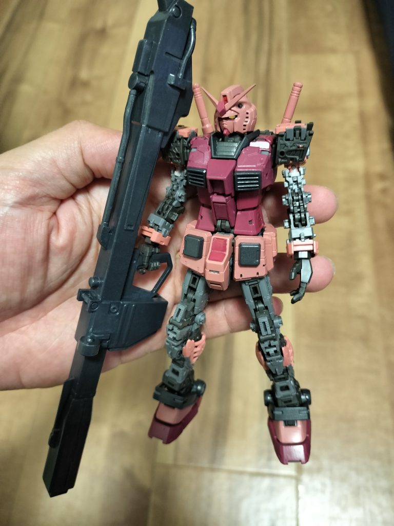 フロントのV字部分はタミヤのイージーサンディングにて、V字パーツの隙間を接着してから削ってます。