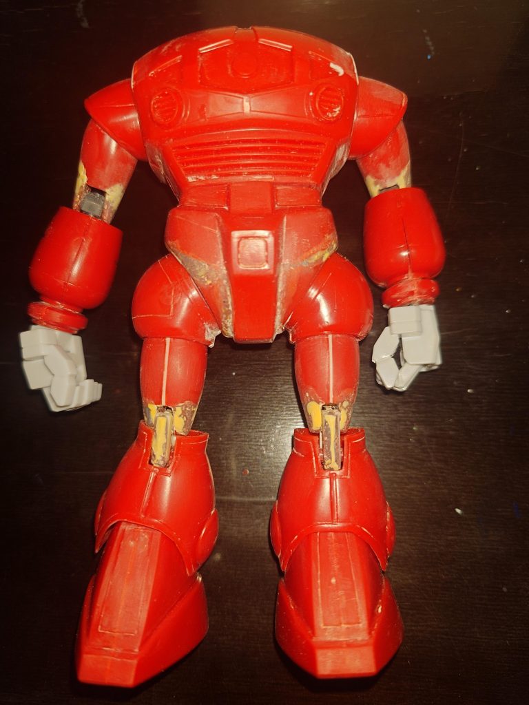 塗装前拳移植以外には、胴体とオムツを小さくしてます赤紫色の部分はプラパテ(ランナーを接着剤で溶かしたやつ)、黄色はポリパテです