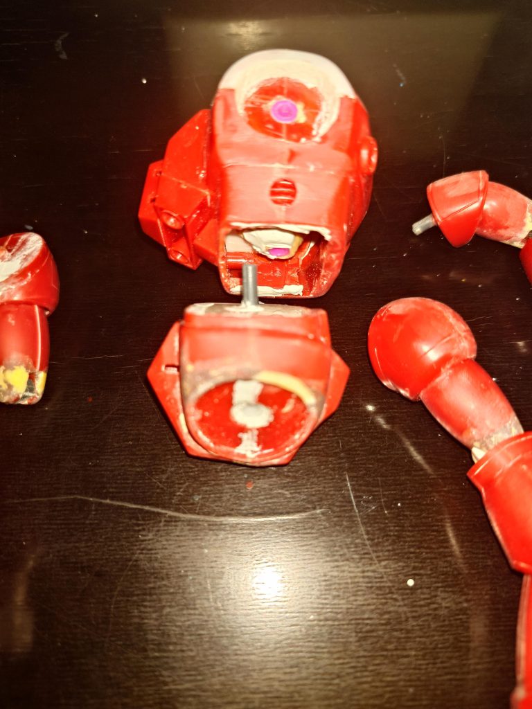 胴体は加工の関係で二分割してますピンク色は100円均一のアイロンビーズです3mmなので、ランナーをさすだけで関節にできて便利