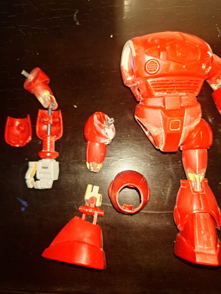 腕パーツは内部をランナーでつなげているので引っこ抜けないようになってます