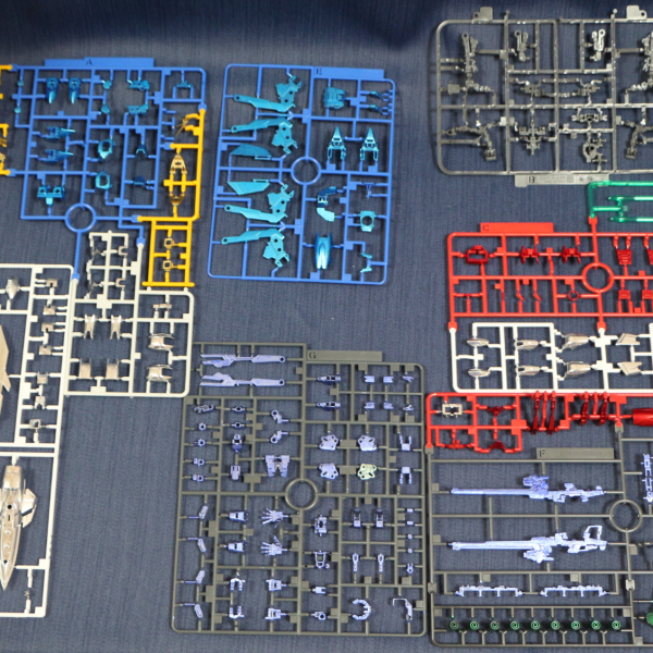 RG 17番のWING GUNDAM ZERO EWRG 20番のWING GUNDAM EWを作り始めました。[RG 20番のWING GUNDAM EW]SEED同様に小さい！ってのが素の感想GUNSTAの皆さんのアドバイス「腕が千切れる」を気を付けながら作りましたが、、さすがのバスターライフル！手の中のつっかえが折れました！相変わらずの【切る前に塗る！】で製作です。（4枚目）