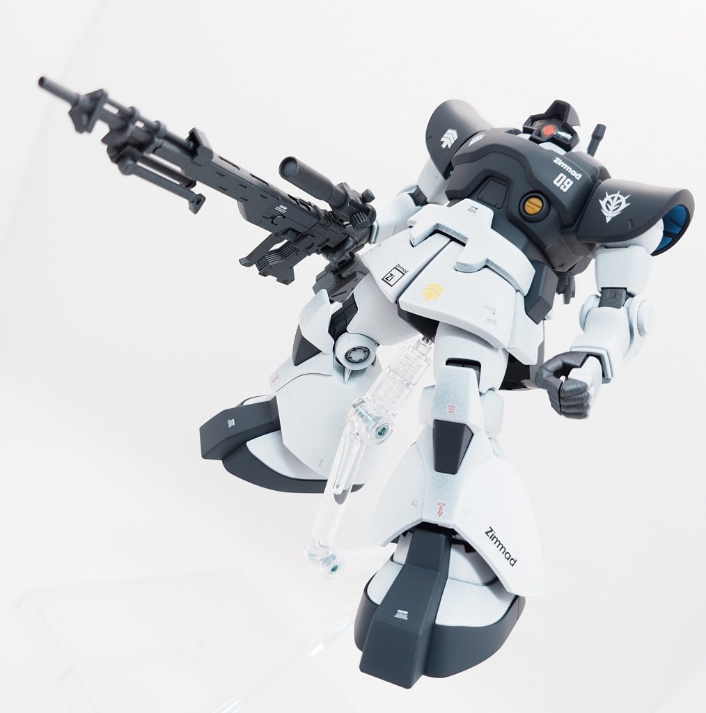 10/6 ドムの日に向けてシン・マツナガ専用機イメージで全塗装で製作しました。目立つ合わせ目とPLの処理の後に黒下地で全塗装、塗り分け塗装、デカール、つや消しトップコート仕上げです。モノアイは別売りのマテリアルシールを貼っています。白いドムも良いものですね(zaku-kao6)