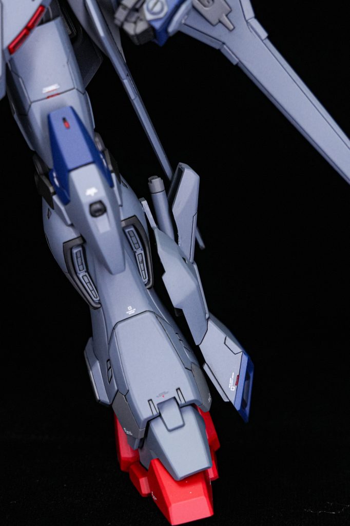 レジェンドの特徴でもあるふくらはぎのサーベルラックはシナンジュスタインのサイドバーニアの一部を別パーツ化し可動させ、収納ギミックを作成しました。