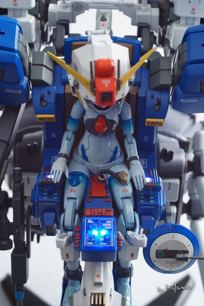 リニアシート側も電飾が仕込まれています。メインコンソール、操縦桿側のパネルに計3個の磁力スイッチLEDを内蔵しています。勿論電池交換も可能。メインコンソールについては、ZガンダムのOP映像のコンソールパネルからデカールを模してそれっぽくしてあります。メインコンソールは写真の様に前面に稼動します。