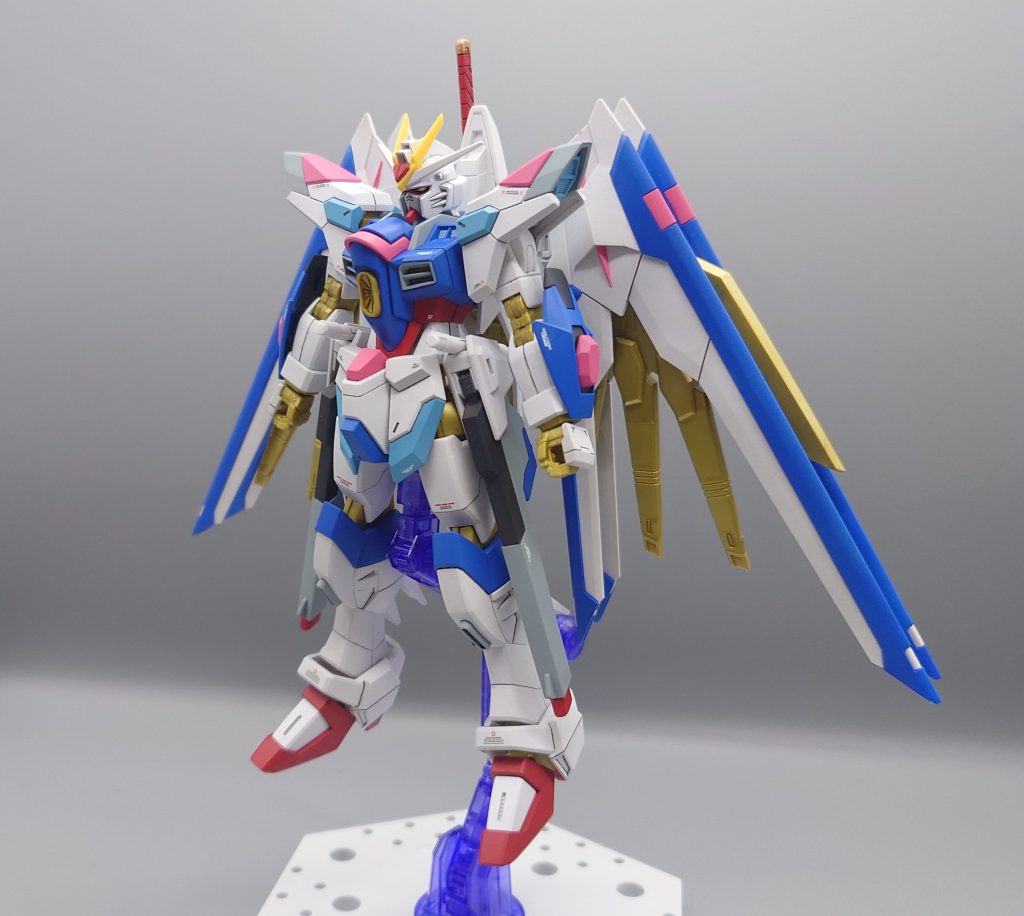 ゴールド部分は無塗装ですが、いつか塗装チャレンジしてみたいです。フェイスは全シリーズの中でもトップクラスにかっこいいと思います。塗装したのもあってですが、関節まわりはだいぶ固い感じです。