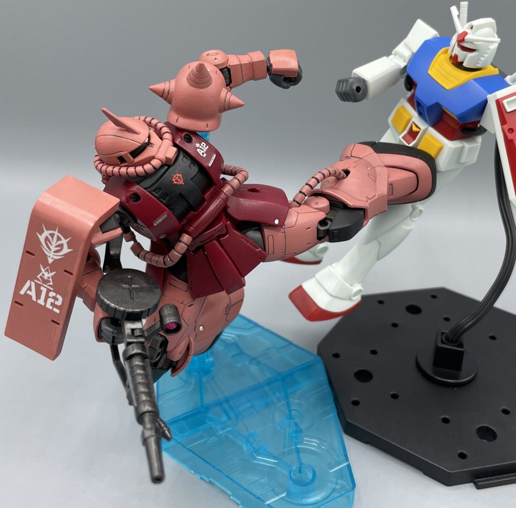 シャアキック!! 可動範囲が素晴らしいので、シャアキックも綺麗に決まります。それにしても、このリバイバルガンダムが最高過ぎるw 蹴られ役が決まりまくるwwww