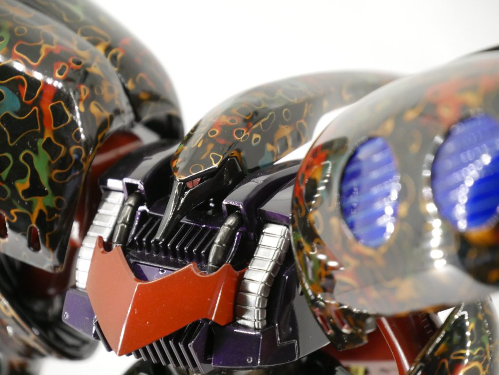 胸部は紅色とパープルのキャンディ塗装