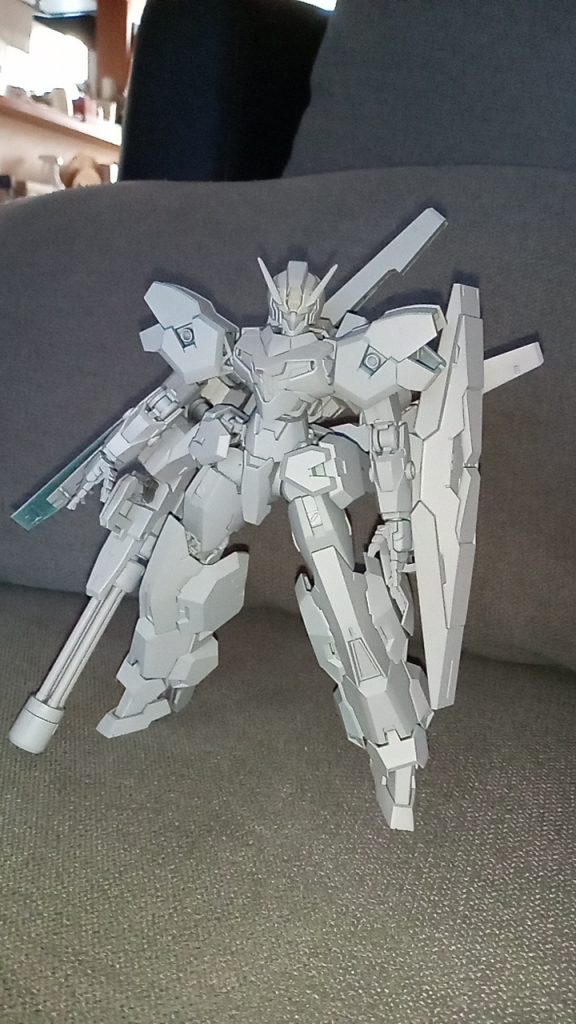 全体的なバランスを見るために捨てサフ。やっぱり塗装前のグレーサフ一色の時が萌えますね。