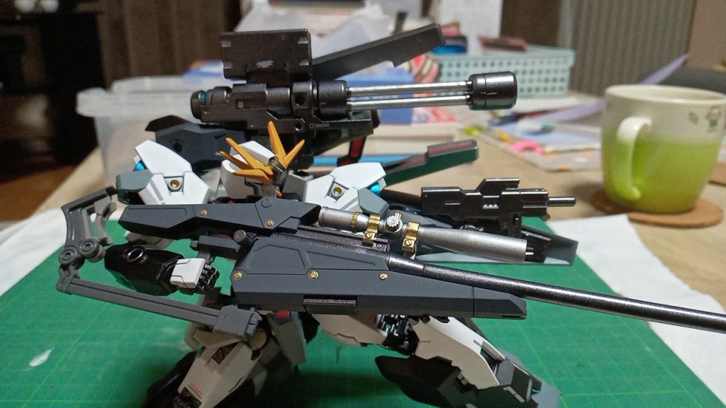 狙撃時は大型ライフルの他に背部に増設したサブアームによってガトリング、ビームライフルで接近する機体への迎撃、面制圧を可能にします。またシールドにはそれぞれ2本ずつサーベルを格納しているため一定の水準までなら格闘戦も可能です。