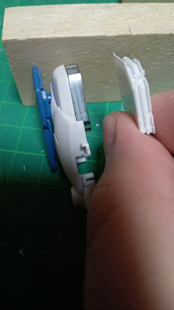 脚部シェルユニットはシールだとノッペリしてるので思い切ってプラ板積層で自作して立体感を演出しました