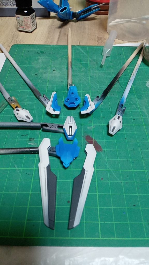 初のエアブラシに初のグラデ塗装という初めて尽くしの作業でしたがエスカッシャンの塗装はかなり綺麗に出来たので満足です!