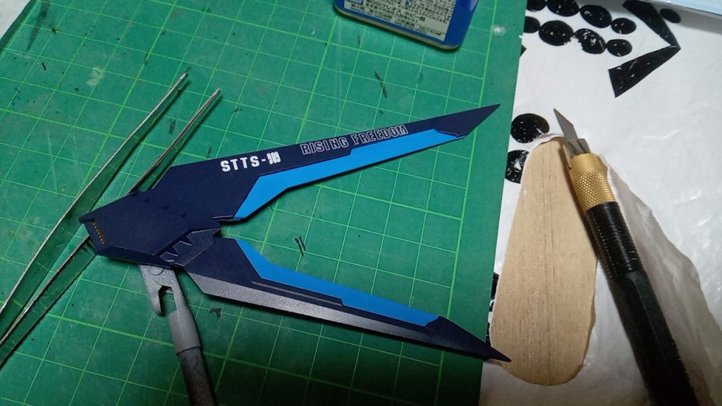 デカールはあまり買い溜めしていなかったので型番だけ貼って終了しました。真っ直ぐ貼るの難しい…