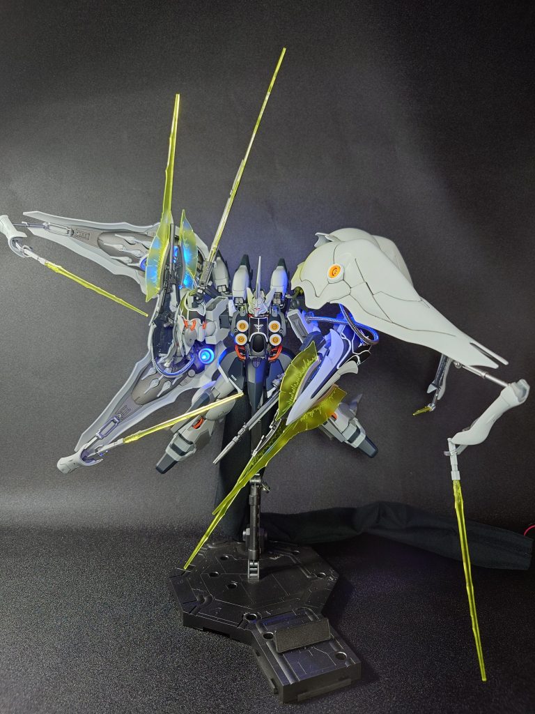 シールドとライフルにビームパーツ全装着。さらに隠し腕にシナンジュのビームサーベル×4を装備可能です。