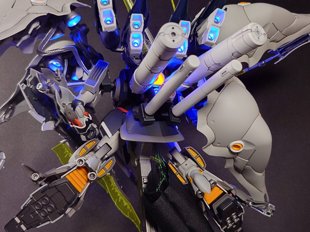 背面その2。脚部にはシナンジュのサイドアーマーと脚部のバーニアを接続しています。制作した作品を色々なアングルから見ることが出来るのも、プラモデルの魅力ですね。見上げた姿もボリューム満点で満足です。