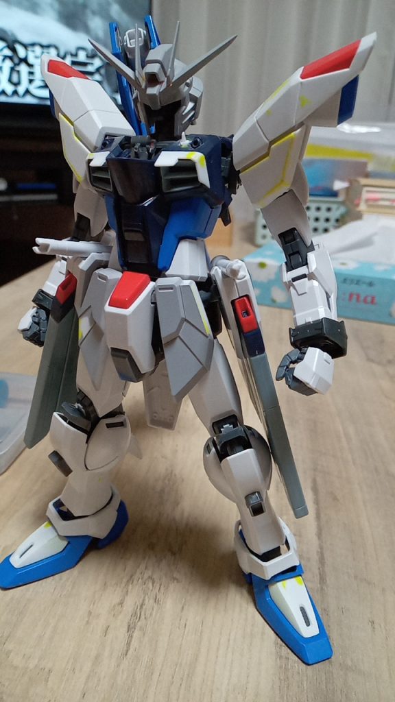 腕は元のデザインが個人的に微妙かなーと思いエクリプスの物を移植。肩のアーマーは1mm程上げて隙間を作りました。胸の小アンテナ？は今にして思うと余計でしたね…