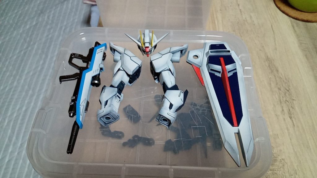 持たせた写真を撮り忘れましたがライフルとシールドもしっかりグラデで仕上げました！