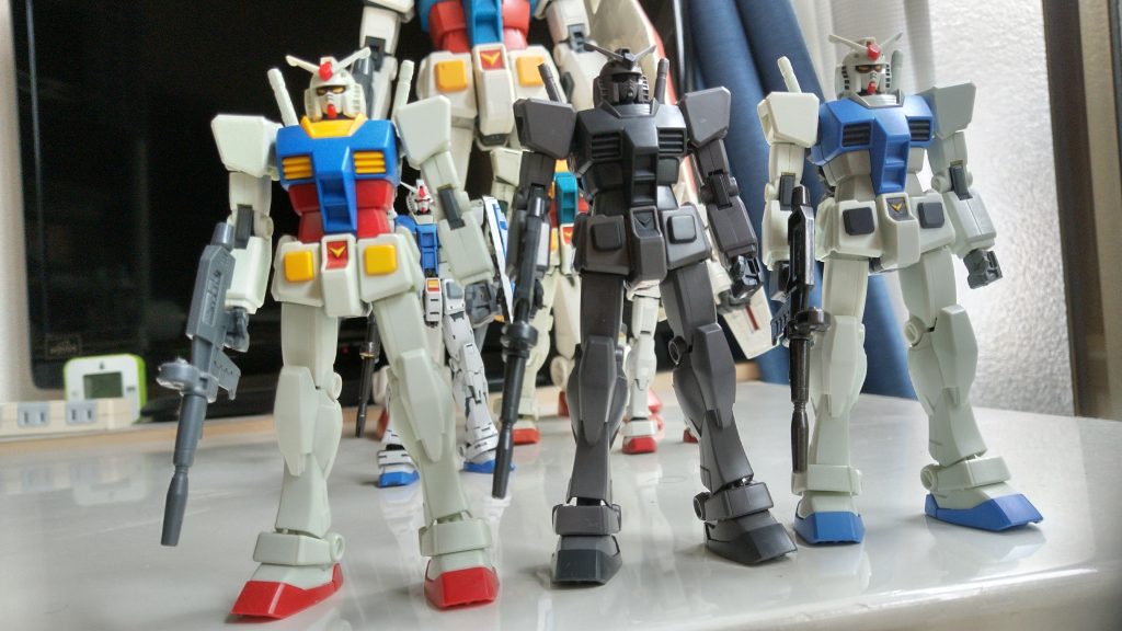 体験会バージョンの3体。 左…息子が作った素組。真ん中…エコプラ。右…色合わせ用に塗ってるやつ。 体験会バージョンは、以前に募集イベントに応募して当たったので、息子と一緒に作った物です。息子小5の時で、バンダイへ組立レポート送ってて感慨あって治してました。息子と一緒に組むのは楽しいものです。