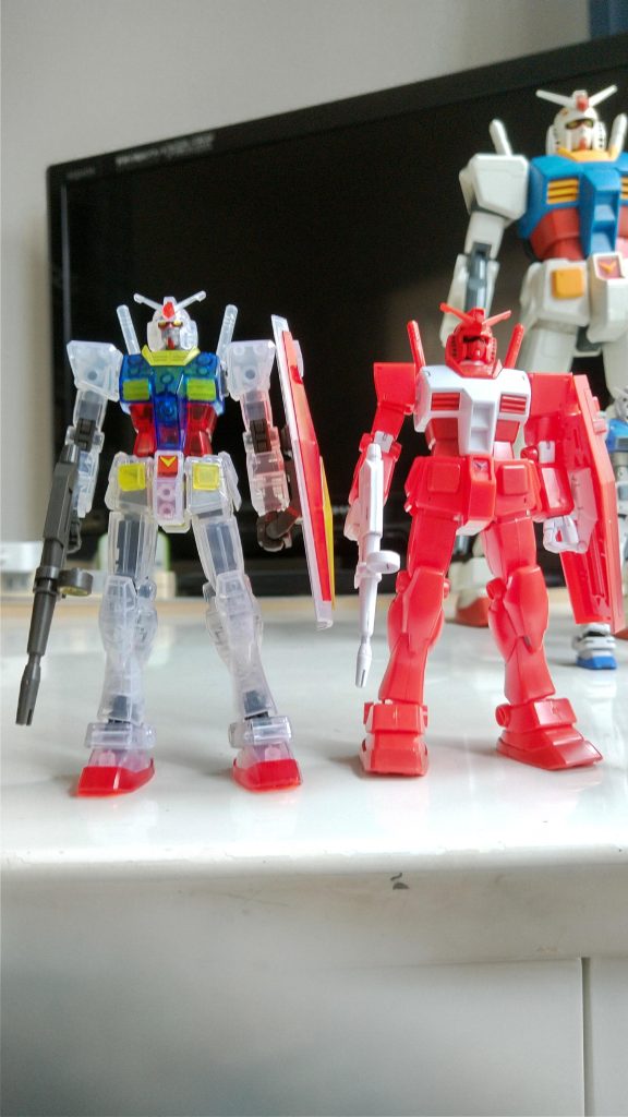 左…イベント限定クリア。右…昔のユニクロコラボの景品。 ユニクロのはフォーマットが違いますので、旧HGか、昔の体験会版だったかと思います。もう良く覚えてません。