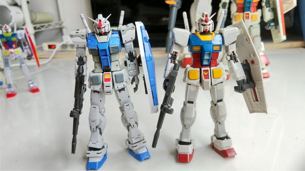 新旧RGです。旧キットの造りも好きです。ですが、新キット見ると旧キットは重心が高く、ふらつきそうですね。