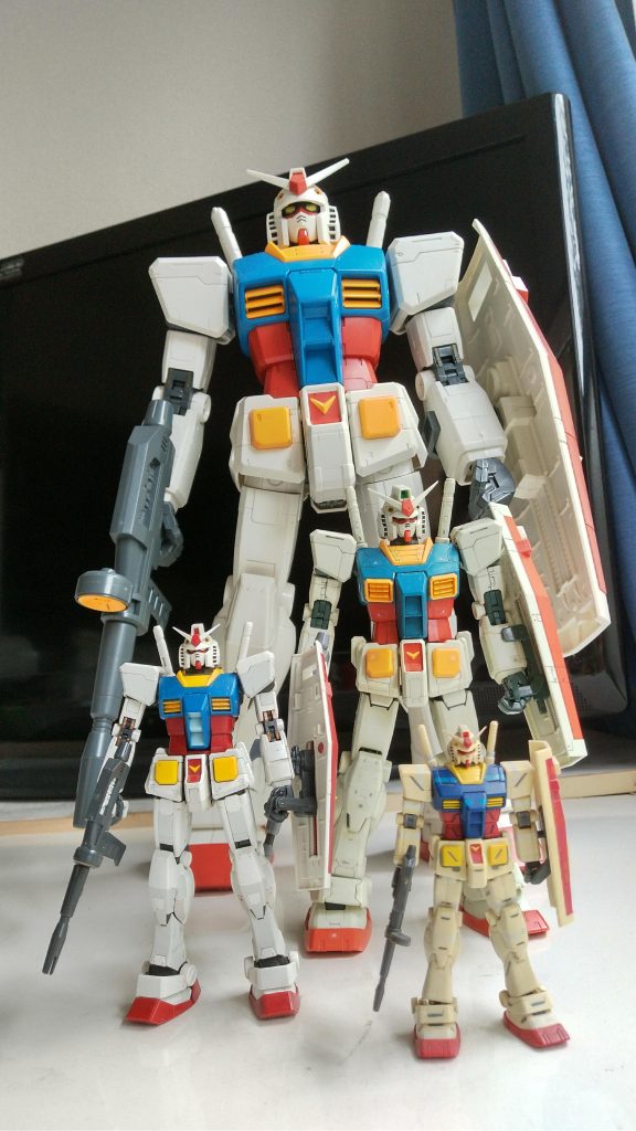 メガサイズ、MG、RG、1/220各サイズの比較です。MGは、one year of werです。古いキットですが、今でも好きです。 1/220は、昔昔の物です。この大きさでも関節動きます。体験会バージョンより優秀です(笑)