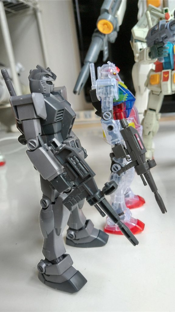 あ、体験会バージョンの事でしたね(笑)肩の横稼働が、本体肩口接続部だよりで動かず、ビームライフルが肉抜き穴だらけなのが残念です。この2点だけどうにかなれば、もっと良くなると思います。まあ、無料ランナー2枚ですから良しなんですけどね(笑) 失礼しました。