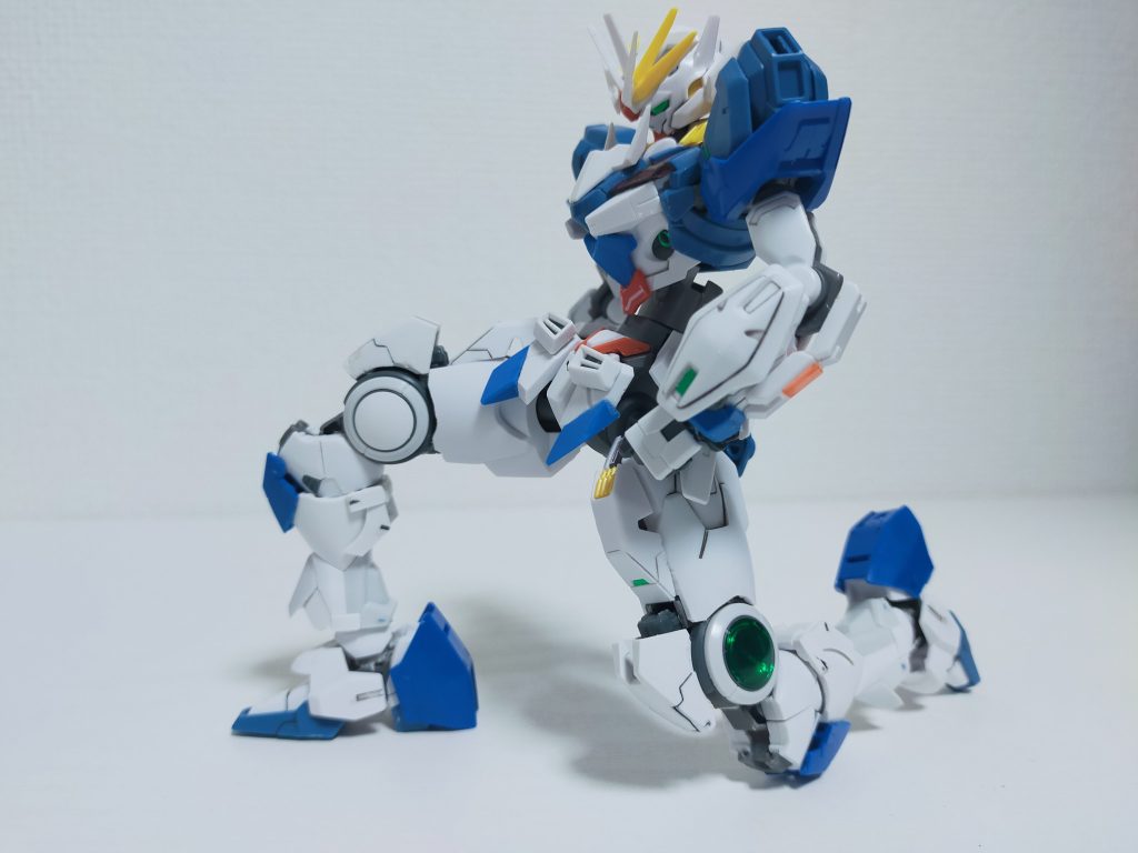 脚部にはRGクアンタやダブルオーなどを使用。足だけ見ればそれっぽく見える……かな?