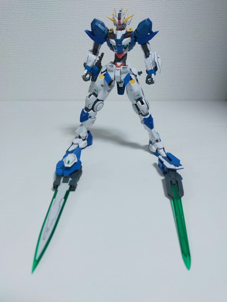 武装にもRGクアンタとダブルオーの武装をそのまま使ってます。GNソードIIIにはGNソード1のようにシールド(に見立てたもの)を追加。GNソードVにはエアリアルのビットを横に追加しています。