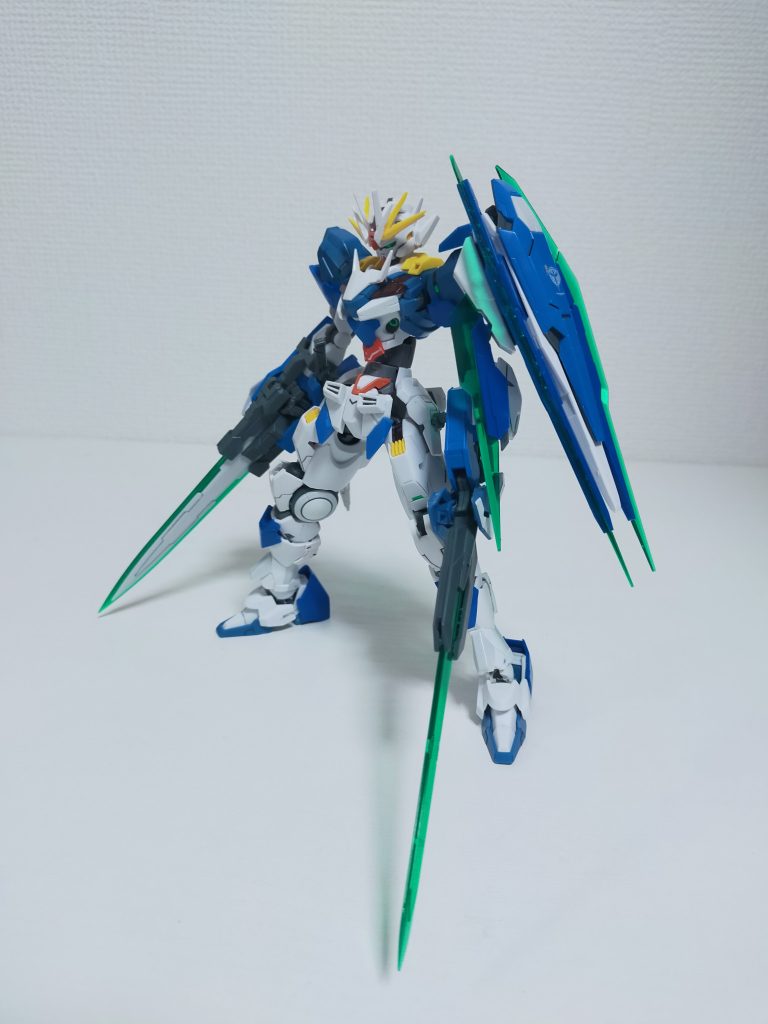 左肩にクアンタのGNシールドを肩に追加することで通常状態()当初はこのまま行く予定でしたが、まだ盛り足りないなと思いバックパックを魔改造しました。