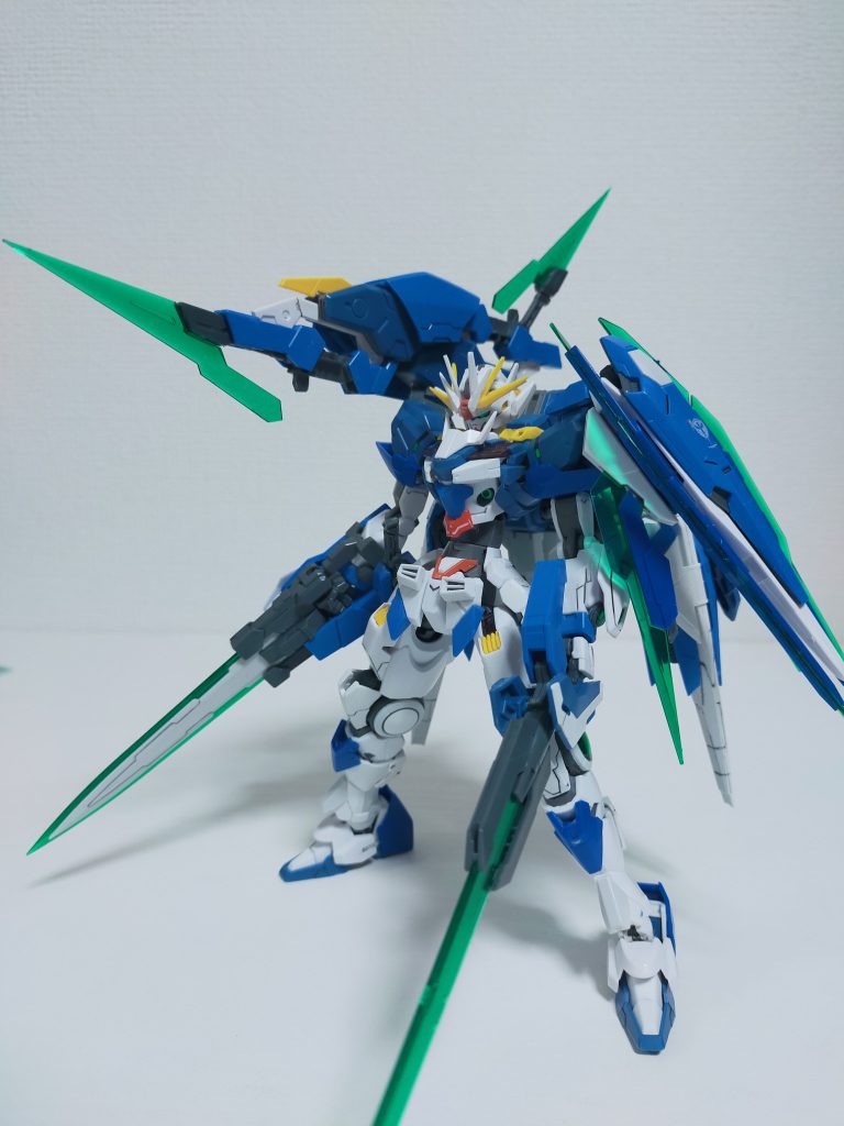 ということでフル装備!初めて作ったガンダムがガンダム7号機(現在は紛失破損)だったため、思い返しながら作りました!パックパックからは巨大GN粒子砲(仮)を自作、またオーライザーを背面に装備しています。