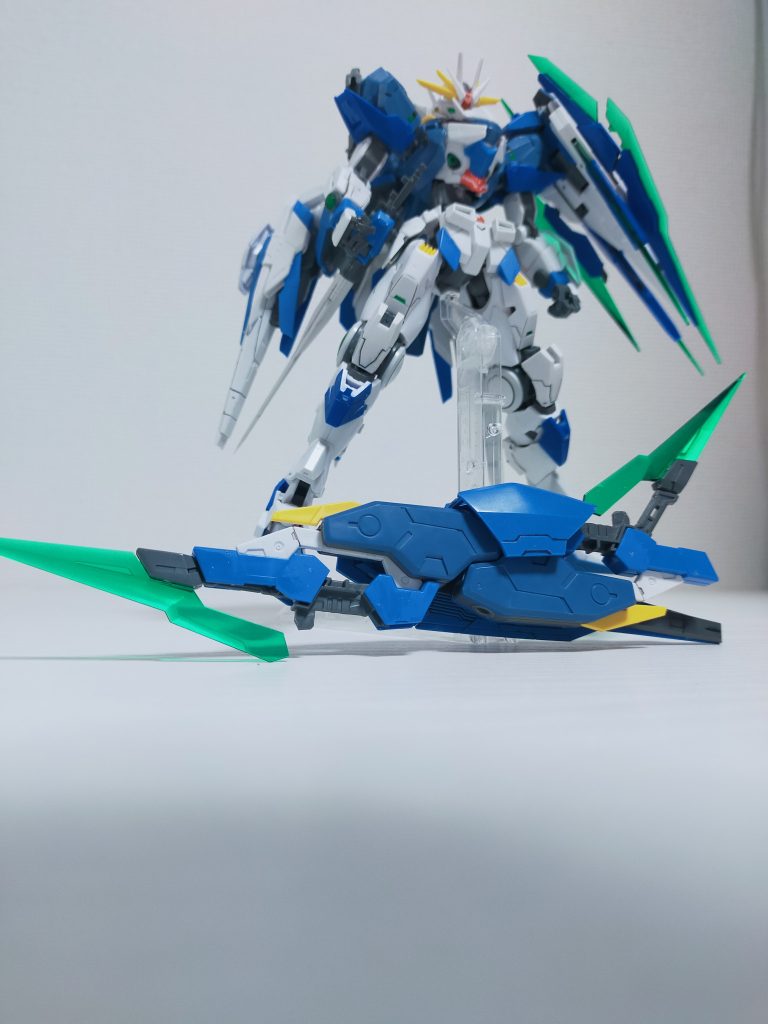 巨大GN粒子砲(仮)はエアリアル改修型の謎パックパックパーツ×2を組み合わせそこにソードビットを追加。右側面にMGクアンタのシールドパーツを追加しました。武器を作ったのは初めてすね……至らぬ点が多し