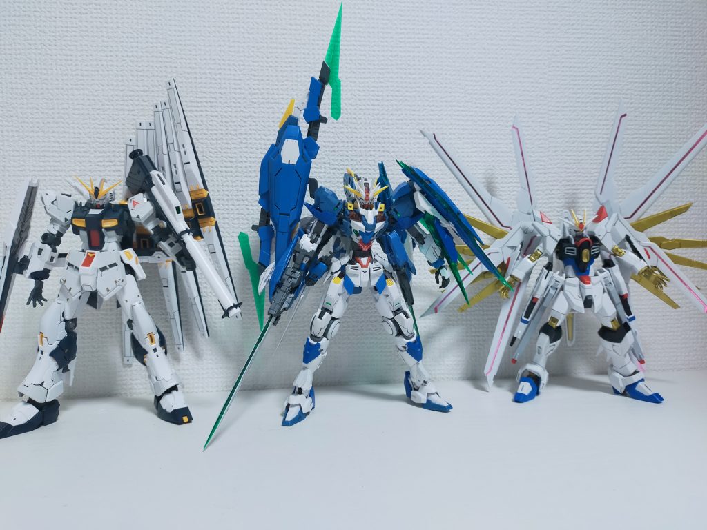 ちなみにバカでかいとは言いましたが、RGニューガンダムより体高自体は高く、マイティなんて胴体程に留まっています。足が長いです