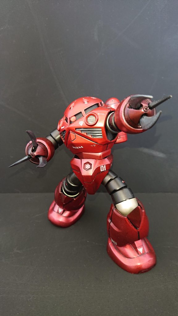 爪があって格闘戦に強く、ビーム兵器もあって水陸両用なんて、ジオン驚異のメカニズムですズコックは左手（？）にピントがあわず、右手にピントがあってしまいました