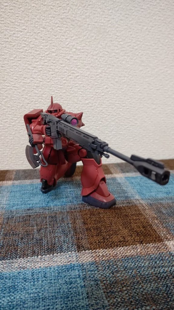 ロールアウト当初の姿。左遷される前のザク。このカラーリングは後にある理由で塗り替えられる。同じ姿をしたせいで自身の戦果を当時少佐だったシャア総帥のものと勘違いした上、自分を目の敵にしていた上官を半殺しにして、この後、左遷される。一貫して当時から不良品のヒートホークを装備していた。また、対｢艦｣ライフルを艦艇よりもMSに対し多用し、しかも、敢えて撃墜しない事で、敵に回収させる手間を発生させていた事でジオン公国軍のみならず、連邦側からも嫌われていた。