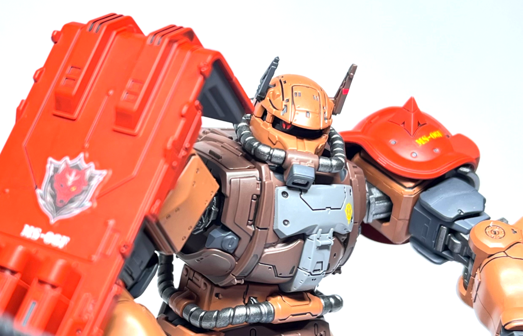 特徴的なモノアイも蛍光レッドで仕上げました。頭部アンテナも映像に寄せて変更しました。