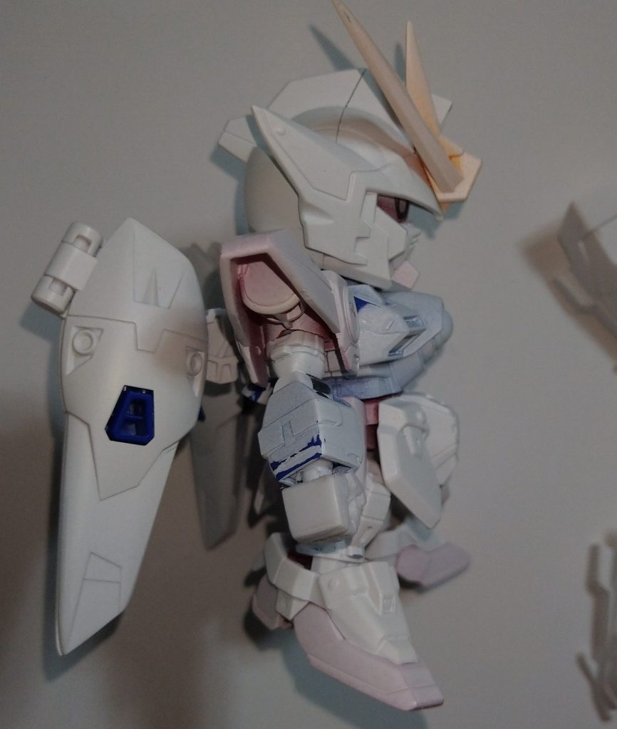 可愛げの有るSDガンダムが好きなので元々出来の良い格好良いキットですし二頭身よりも三頭身が最適解かなぁと隙間時間にコツコツと(3ヶ月過ぎていますが。。。)創作中のウイングガンダム0くんです。初投稿で画像も粗く申し訳有りません。