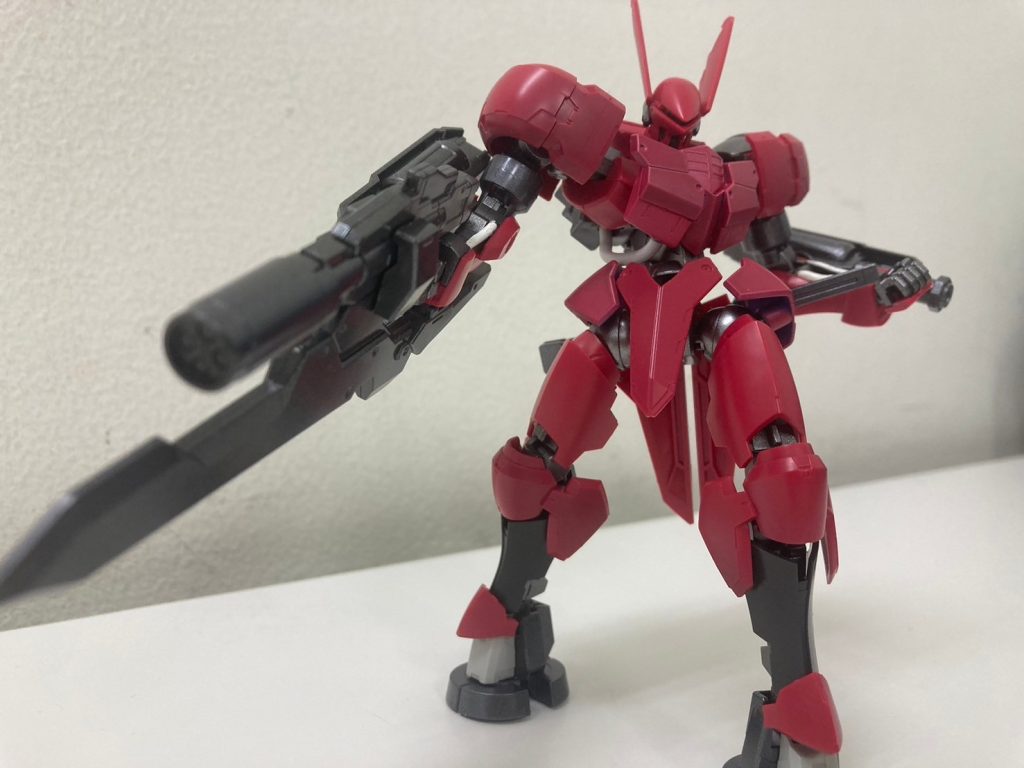 全塗装前。元々はヘルムヴィーゲ・リンカーのパーツ色をグリムゲルデに寄せられたのでコレで終わりのつもりでした。ポーズ取ってるのも、これで仲間内に持っていったため。ただ、移動中にやっぱり色変えたいな、となって今に至ります。