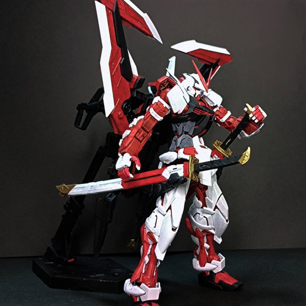 サムネ没案。背筋を伸ばして胸を張っていたほうが格好いいかなぁ……と思って今回のサムネになりました。 ↓使用した塗料↓〈タミヤアクリル〉レッド(赤部分)ホワイト(白部分)ミディアムブルー(グレー部分)〈その他〉タミヤエナメル クロームシルバー(菊一文字/虎徹ゲート跡、頭部センサーその他)タミヤエナメル ゴールドリーフ(金部分)ガンダムマーカー メタリックグリーン(頭部センサー)Mr.フィニッシングサーフェイサー1500 ブラック(黒部分、下地)下地がいい具合に透けてくれたので、今回はスミ入れをしていません。手間がかからないのはいいことです。