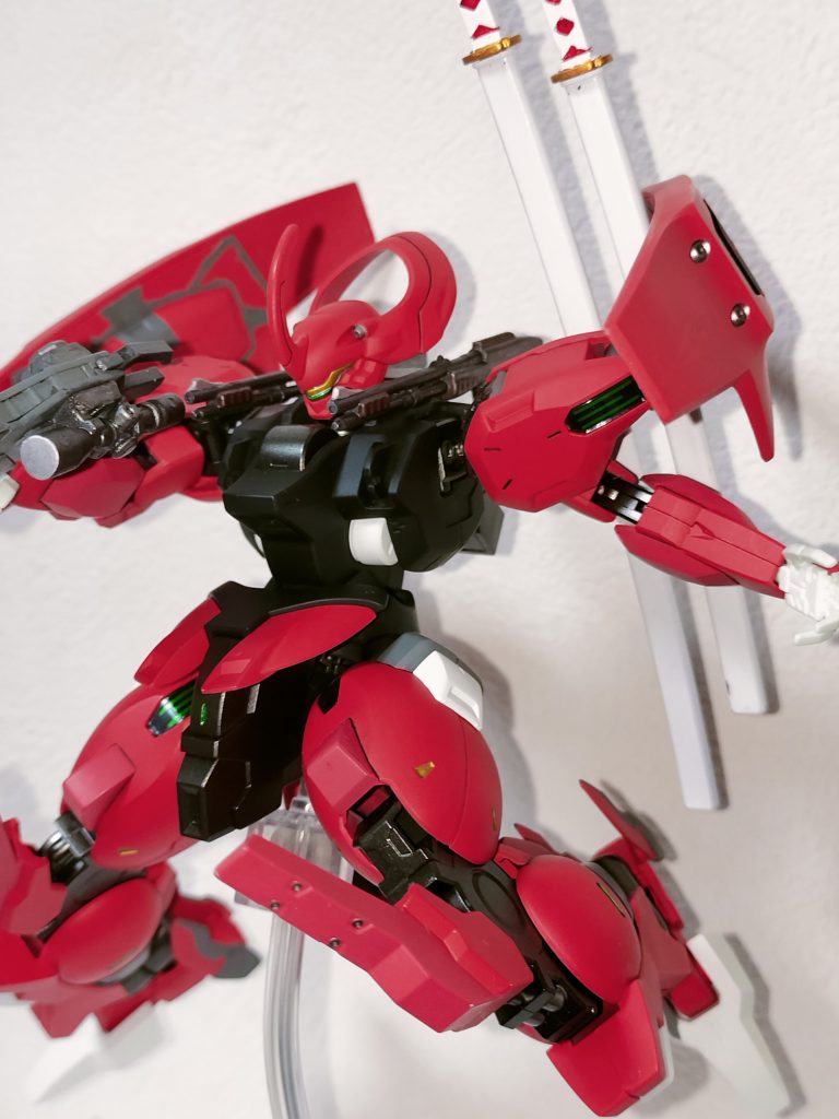 肩には最近100均で売っている銃の模型みたいな物のショットガンを少し加工して付けました。