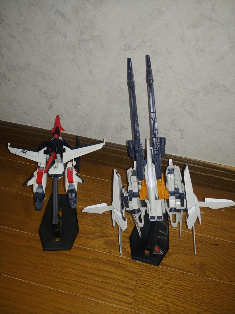 戦闘機と爆撃機程の差で。