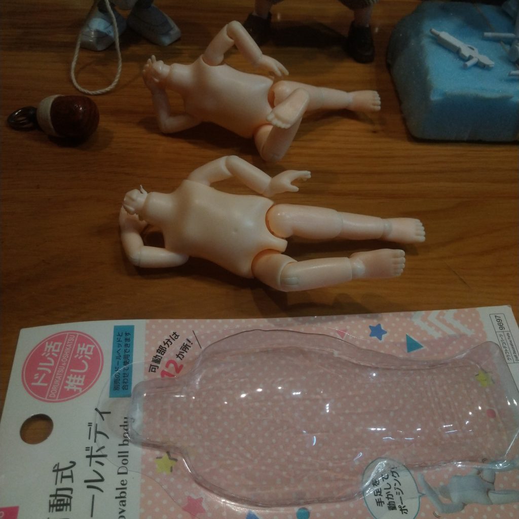 モデラーの皆様に朗報です。ダイソードールボディはデザインナイフで凄く広い可動域に出来ます。